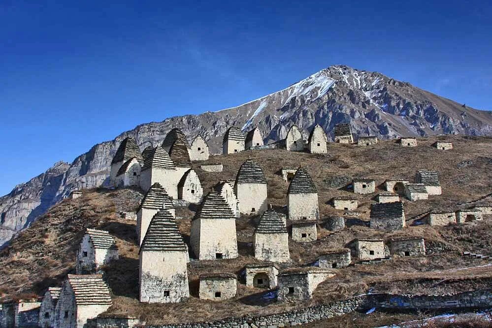 Ламардон северная осетия башня дзуцевых. Северная осетия домики. Мертвый городок даргавс. Даргавс город мертвых. Некрополь даргавс.