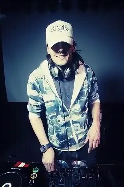 Dj miami. Dj miami. Dj tony lil спб. Бич диджей. Диджей на крыше майами.