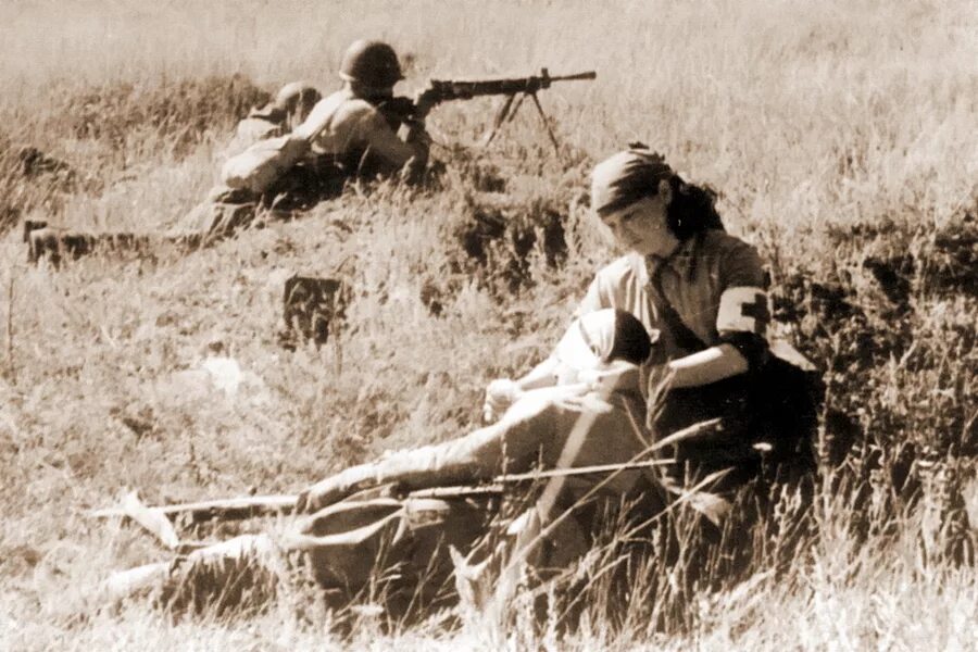 Помощь на поле боя. Тащат раненого с поля боя. Санинструктор в годы вов сталинград. Медсестры в годы войны 1941-1945. Первая мировая война поле боя.