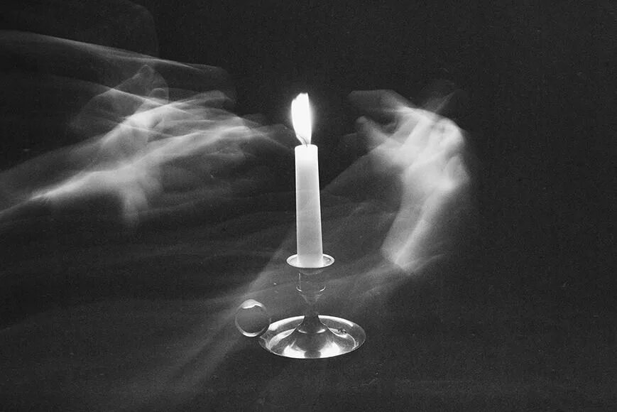 Свеча горела ленинград. Свеча горит в темноте. Тень от свечи. Ангел в темноте со свечей.