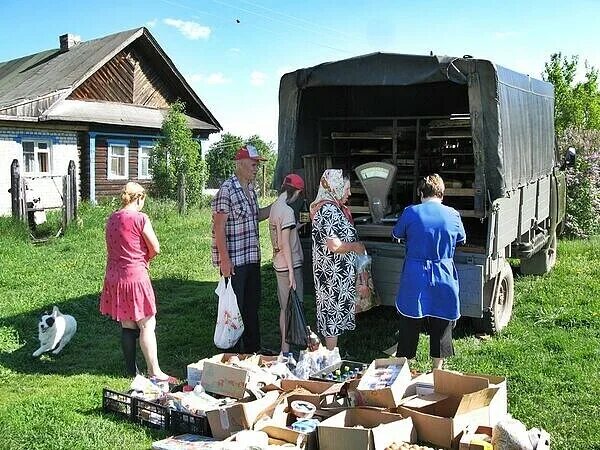 Переехали из города в село. Жители сельской местности. Автолавка в деревне. Переехал в деревню. Приезд в деревню.