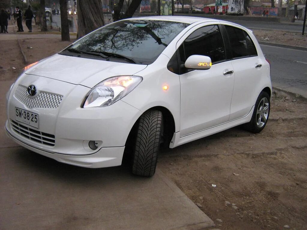 Купить витц в красноярске. Тойота Ярис 2008 белая. Toyota Vitz 2008. Toyota Yaris-Vitz 2008. Toyota Yaris 2008.