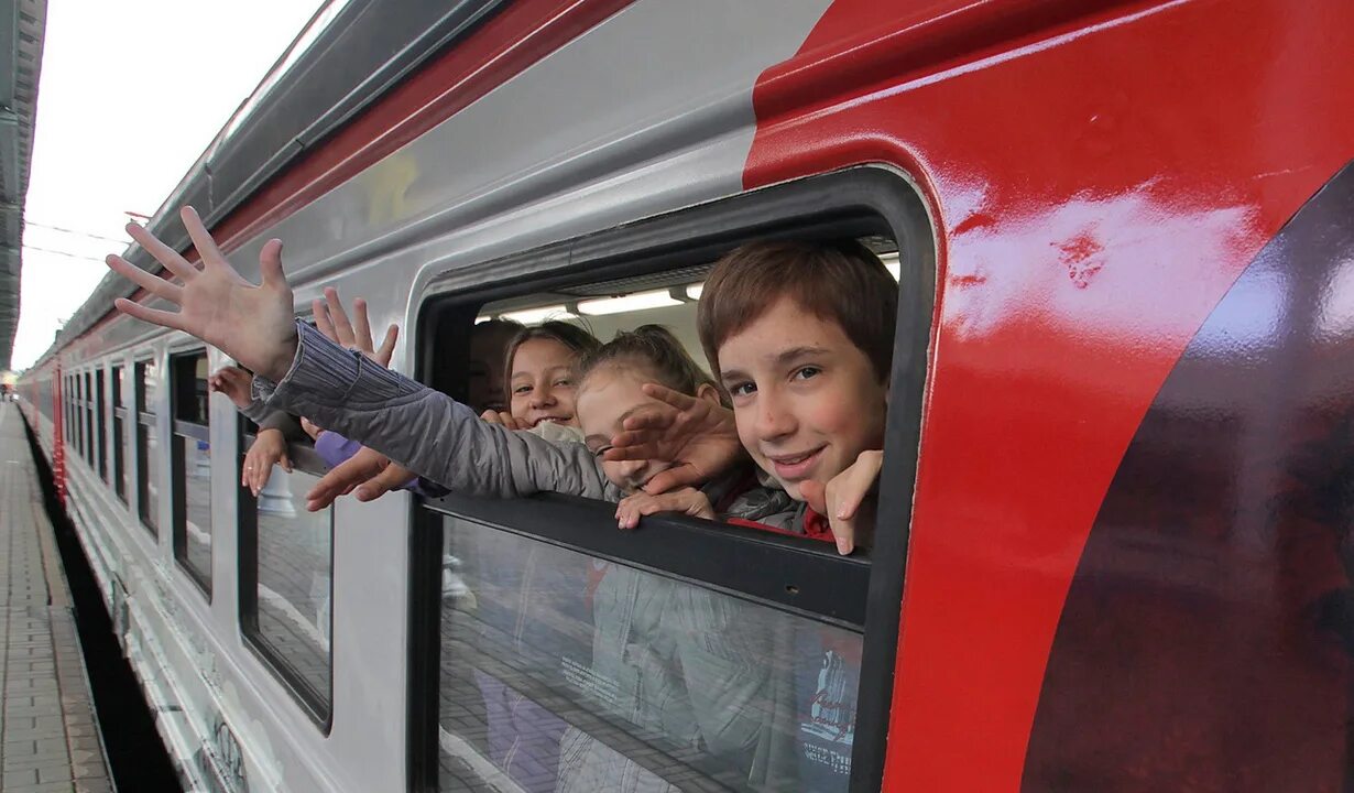 Путешествие на поезде. Дети в электричке. Школьники в поезде. Путешествие с детьми на поезде.