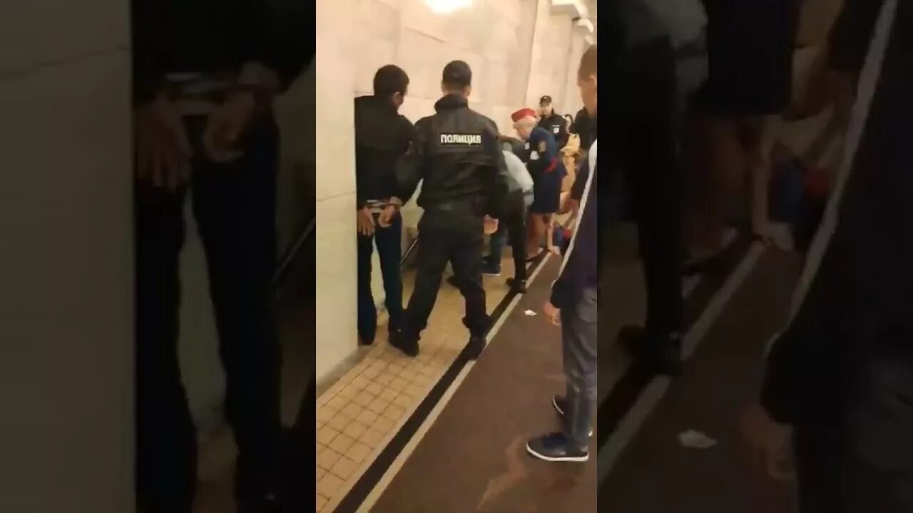 В питерском метро парень напал на двух глухонемых. В питерском метро парень с ножом. Напал с ножом в метро в 2014. Фроттаж в метро парень. В дмитрове мужчина напал на глухонемую