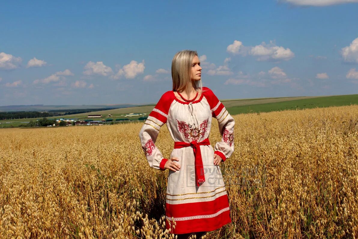 Выею русскую. Одежда в Славянском стиле. Славянский костюм женский. Славянское платье. Современная русская одежда.