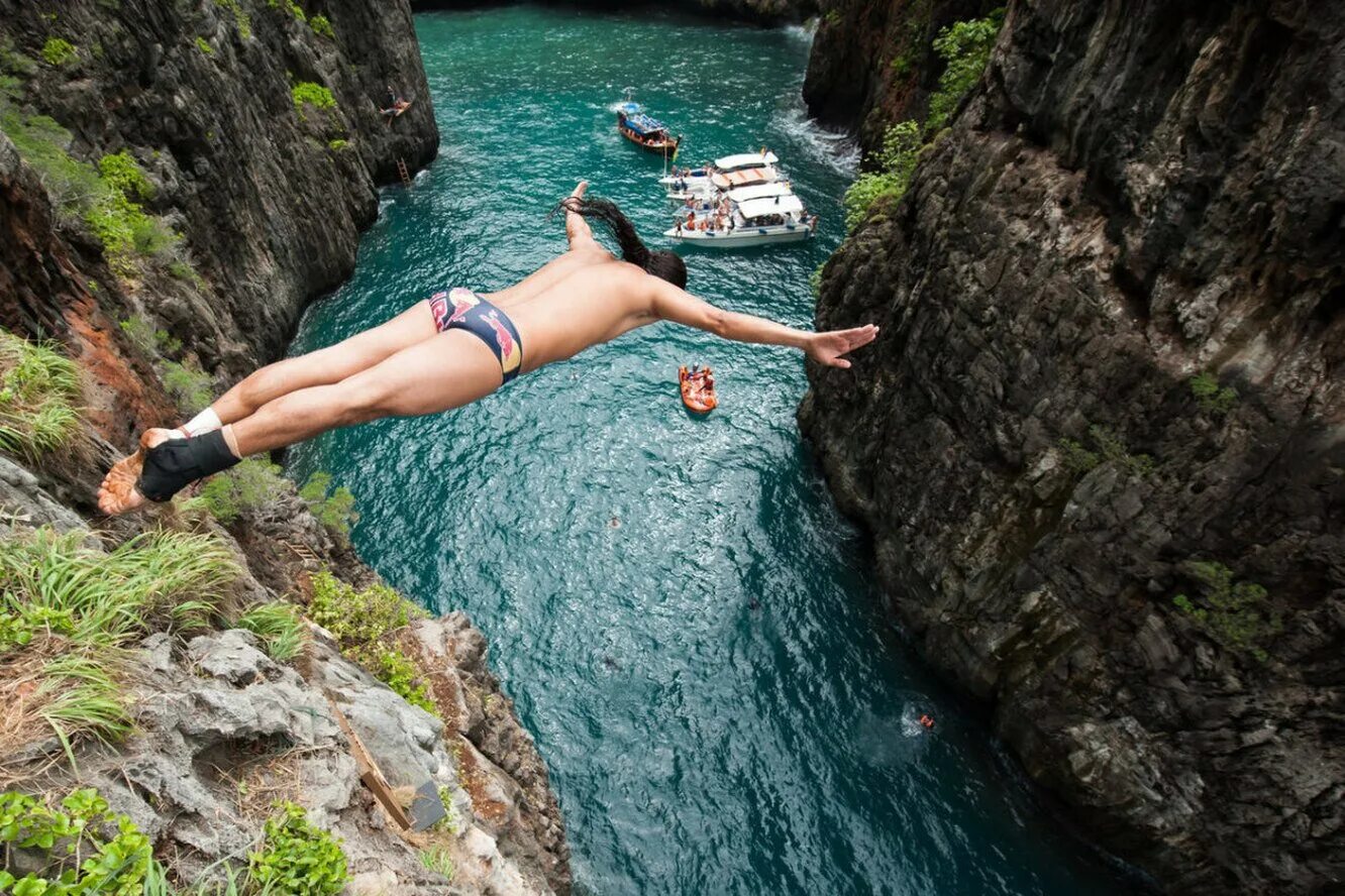 Падать в воду с большой высоты. Прыжки в воду Клифф дайвинг. Клифф-дайвинг прыжки со скал в воду.