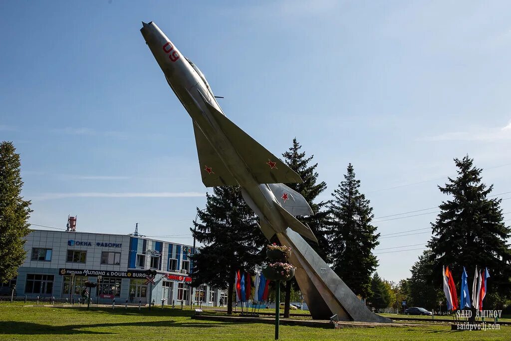 Москов обл г жуковский. Жуковский самолет памятник миг 21. жуковский памятник самолету миг. памятник миг 21 в жуковском. самолёт-памятник «миг-21ум» котельниково.