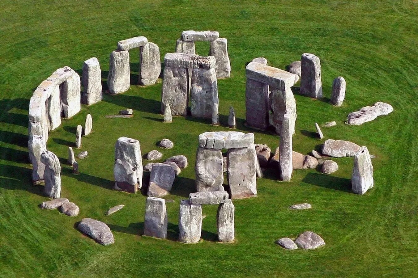 The famous stonehenge. Стоунхендж обсерватория каменного века. Мегалиты древности Стоунхендж. Anglia Stonehenge Стоунхендж Англия. Кромлех Стоунхендж. Великобритания. Неолит.