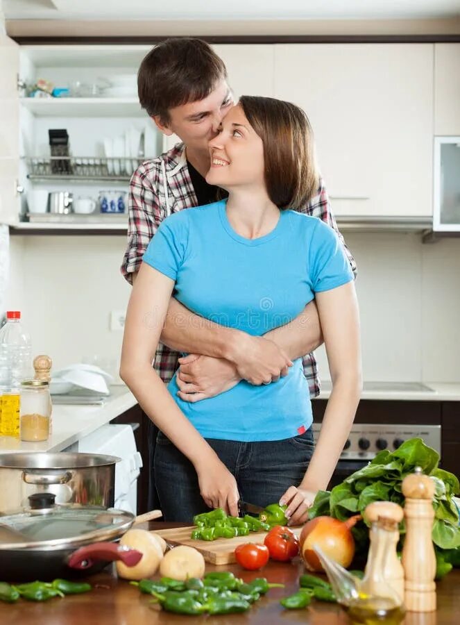 Жена на кухонном столе. Муж обнимает жену на кухне. Мужчина обнимает женщину на кухне. Мужчина обнимает жену на кухне. Обнимаю жену на кухне.