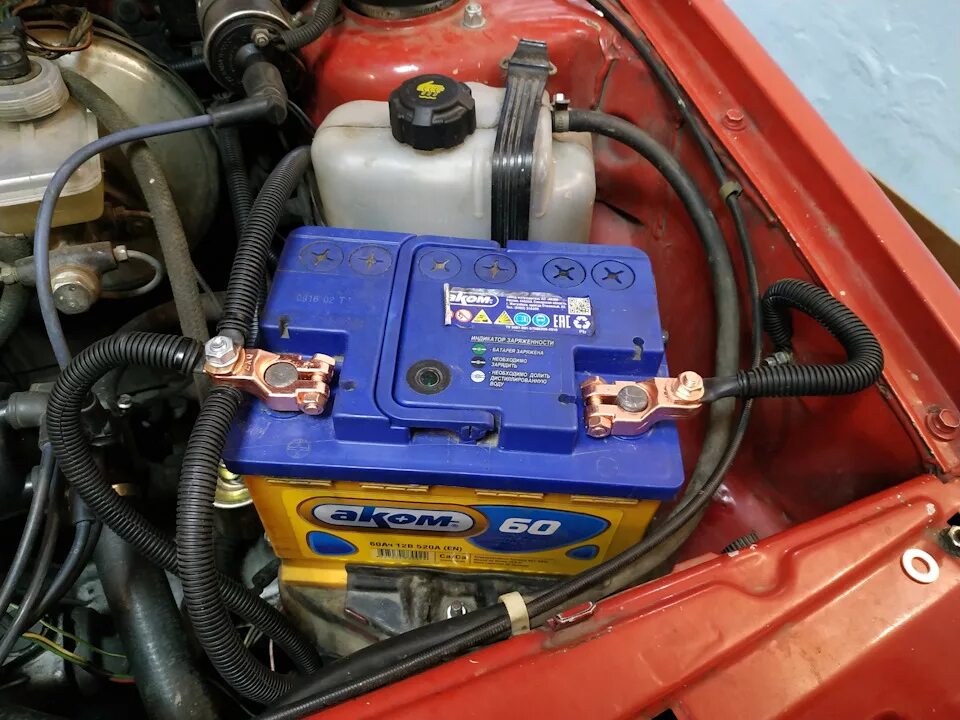 Крепление акб ваз 2108. Машина 2108. Площадка под акб ваз 21099. Какой аккумулятор выбрать для ваз 2108. Полярность акб ваз 2109.