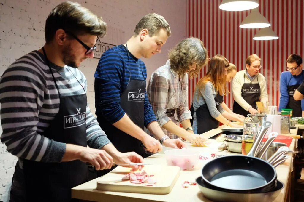 Игра столов екатеринбург кулинарная студия. Кулинарный мастер класс игра столов. Битва столов кулинарная студия. Игра столов талалихина 37. Игра столов кулинарная студия москва талалихина.