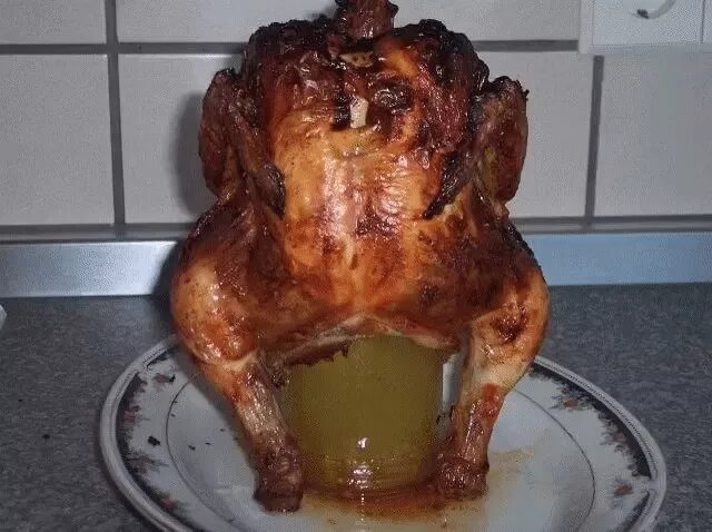 Курица на банке с водой. Курица в духовке. Курица запеченная на банке. Курица на банке в духовке целиком.