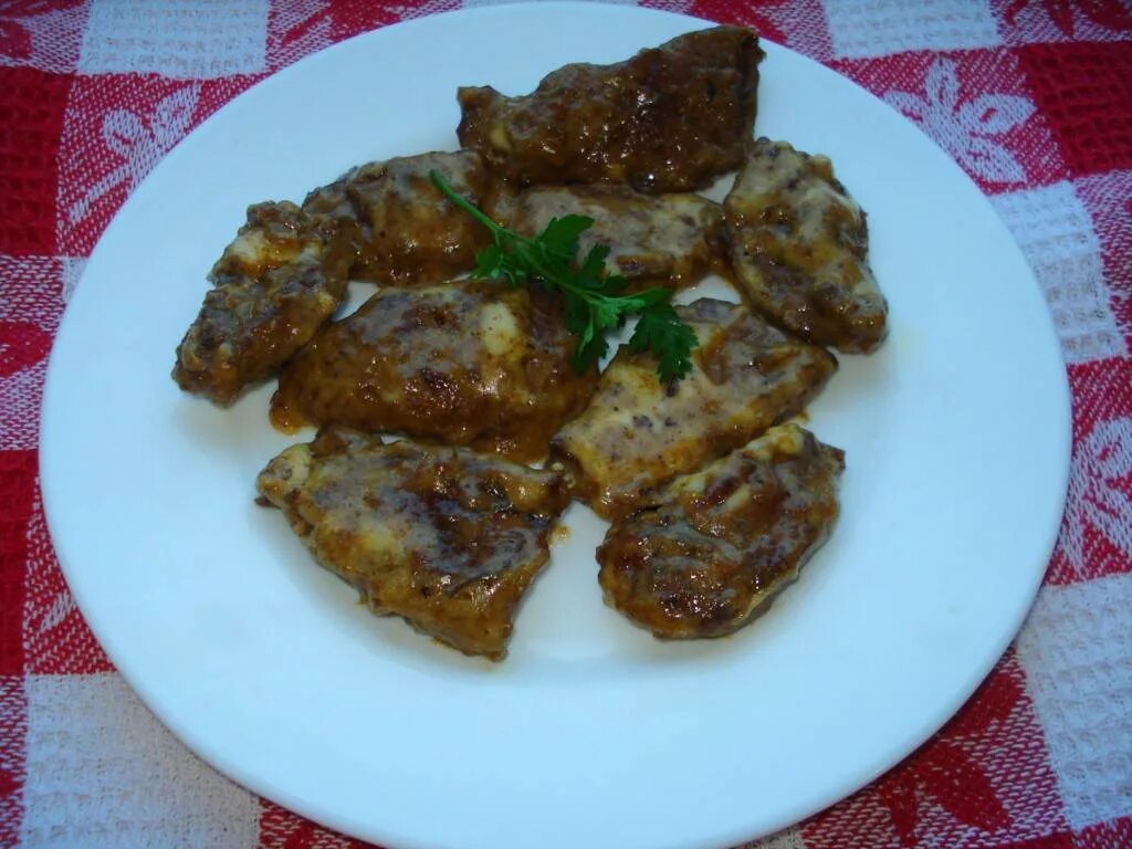 Как вкусно приготовить печень рецепт пошагово. Приготовить печень говяжью. вкусно из говяжьей печени. блюда из печени говяжьей на сковороде. печень говяжья на сковороде.