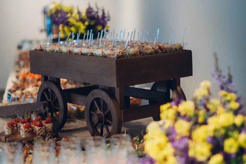 Украсить фуршетный стол. Чадов кейтеринг. Белин дмитрий кейтеринг пермь. Амели кейтеринг. Чадов кейтеринг.