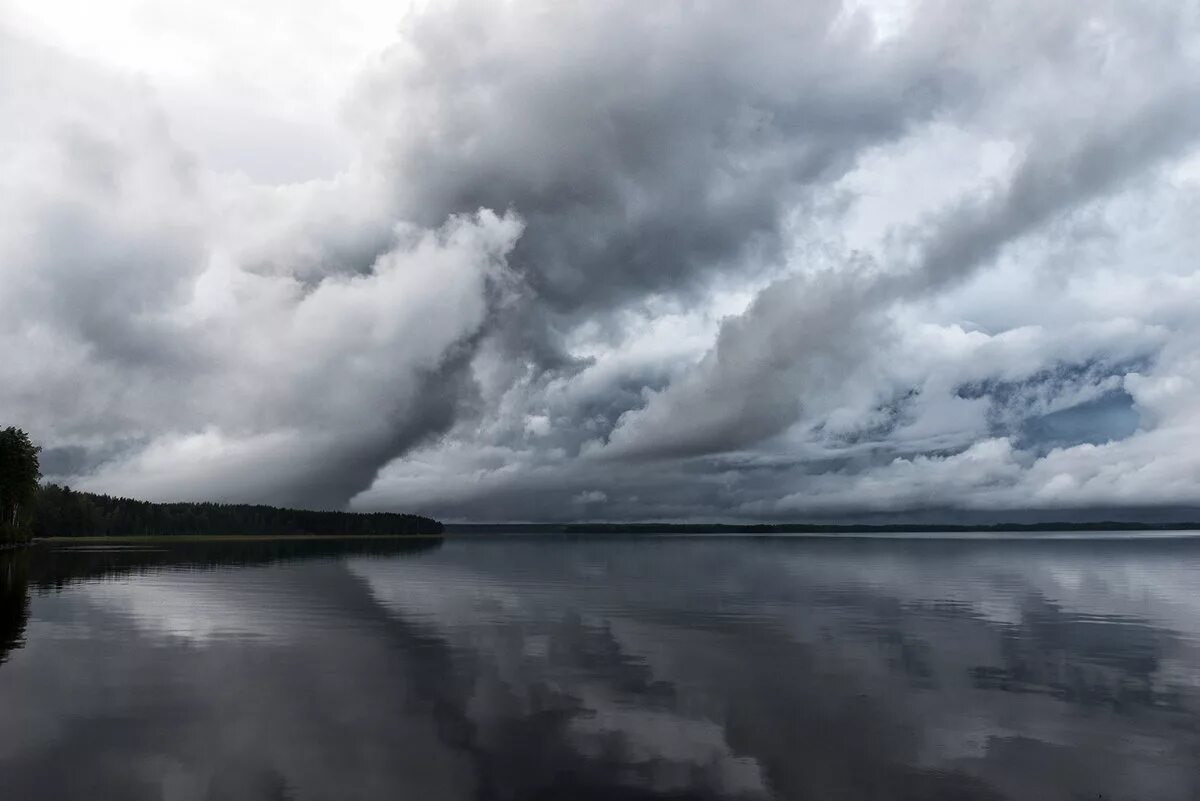 туманное утро. отражение неба в озере. туманная осень. воздух над озером. воздух над озером.