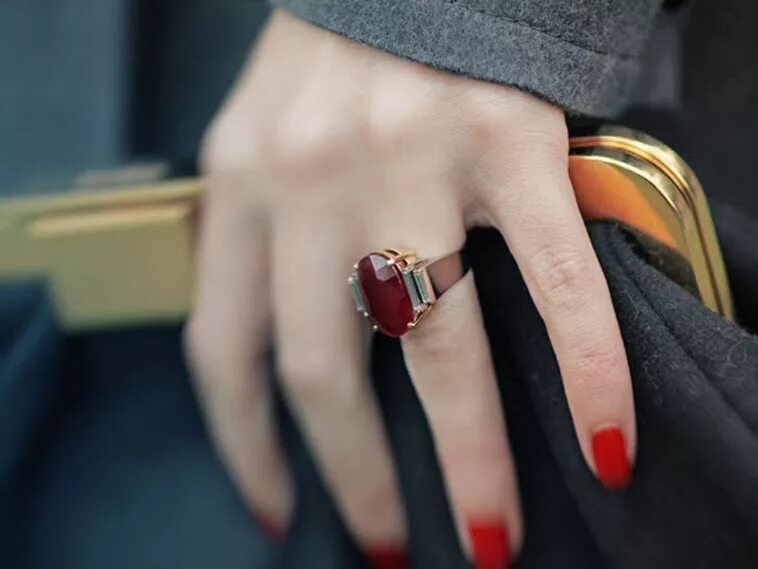 Кольцо с рубином. Кольца с камнями женские. Кольцо с бордовым камнем. Рубин на каком пальце носить кольцо. Рубин на каком пальце носить кольцо.