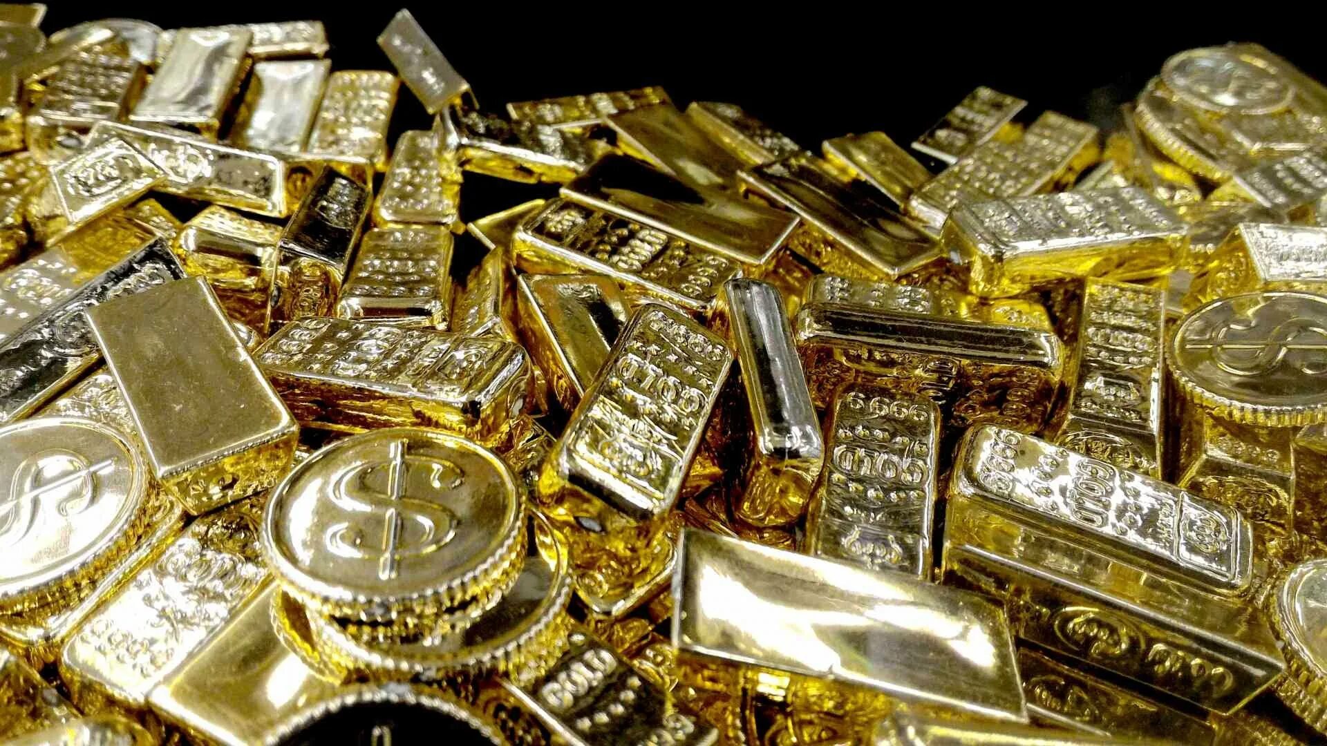 Золото на рабочий стол. Богатство драгоценности. Слиток золотой. Деньги золото. Золотые монеты и драгоценности.