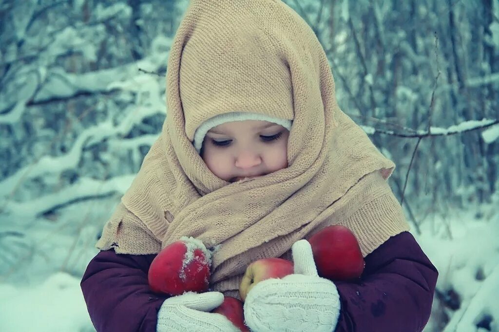 Девочка в платке. Ребенок в платке. Дети зима платок. Укутанный ребенок.