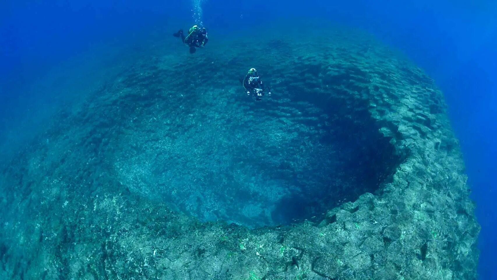 Дно Тихого океана. Глубина Тихого океана. Подводные кратеры. Подводная гора.