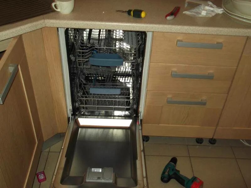 Как встроить посудомоечную машину в готовую. Посудомойка 80 см под мойкой встраиваемая. Шкаф под ПММ 45. Встроенная посудомоечная машина 45 см Bosch. Посудомойка AA_Beko_45e5 встраиваемая.