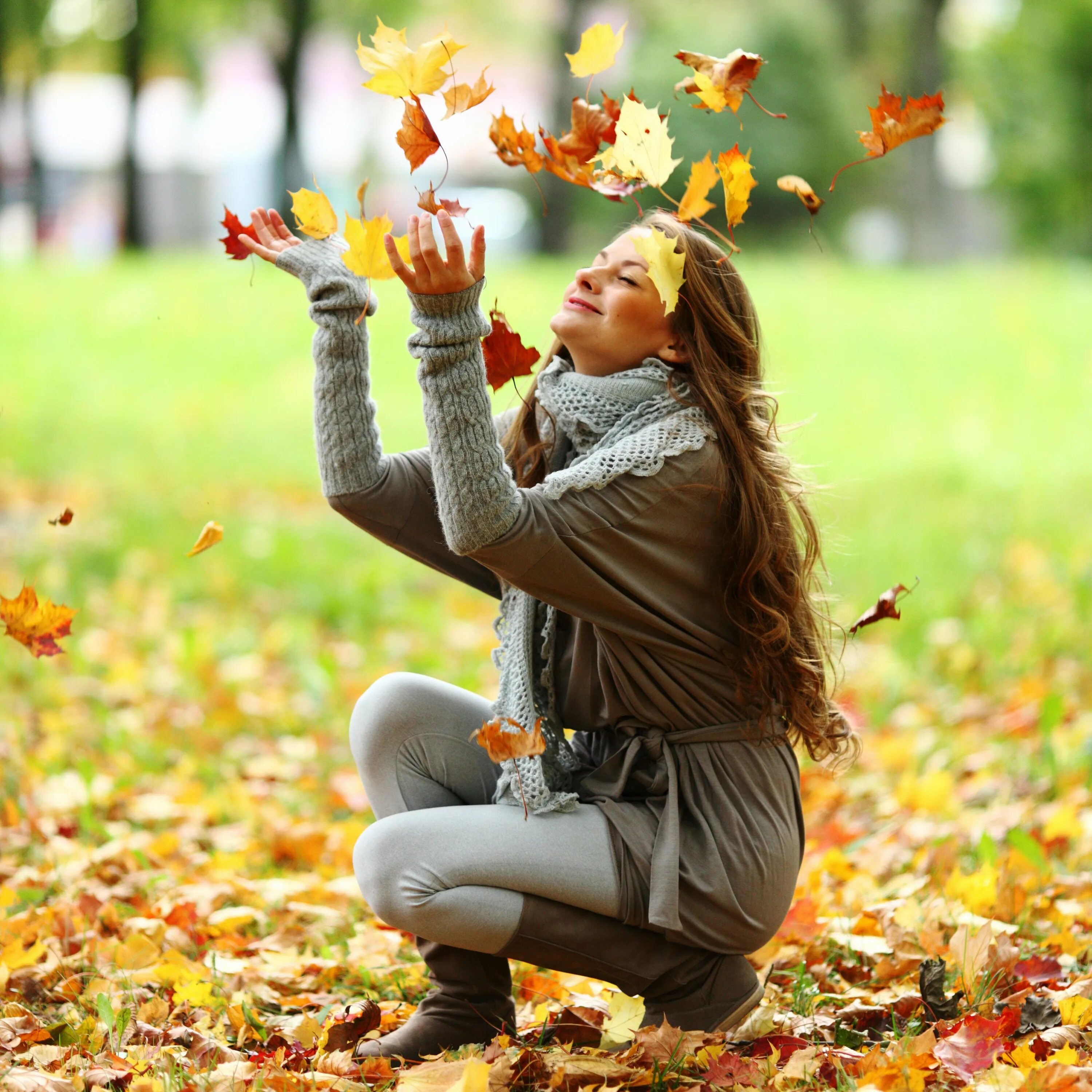 Трогательная осень. Девушка осенью. Осенняя девушка. Осенняя фотосессия. Фотосессия с осенними листьями.