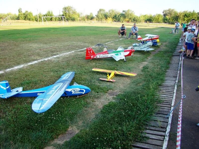 Полет на площадку. Площадка для авиамоделистов. площадка авиамодельный спорт. полеты авиамоделей. авиамодельное шоу.