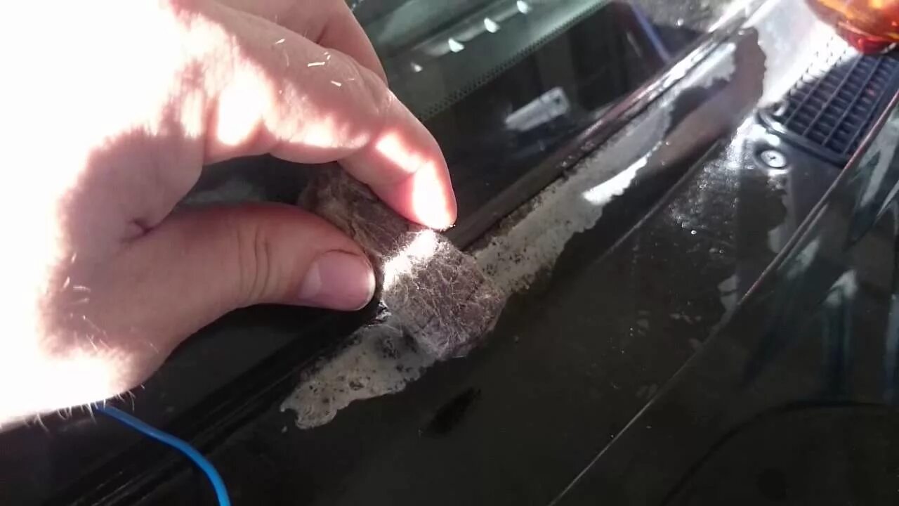 Убрать рыжики с кузова автомобиля. Очистка контактов от окисления. Жучок на двери машины. Цинкование батарейкой кузова автомобиля. Цинкование кузова автомобиля своими руками батарейкой.