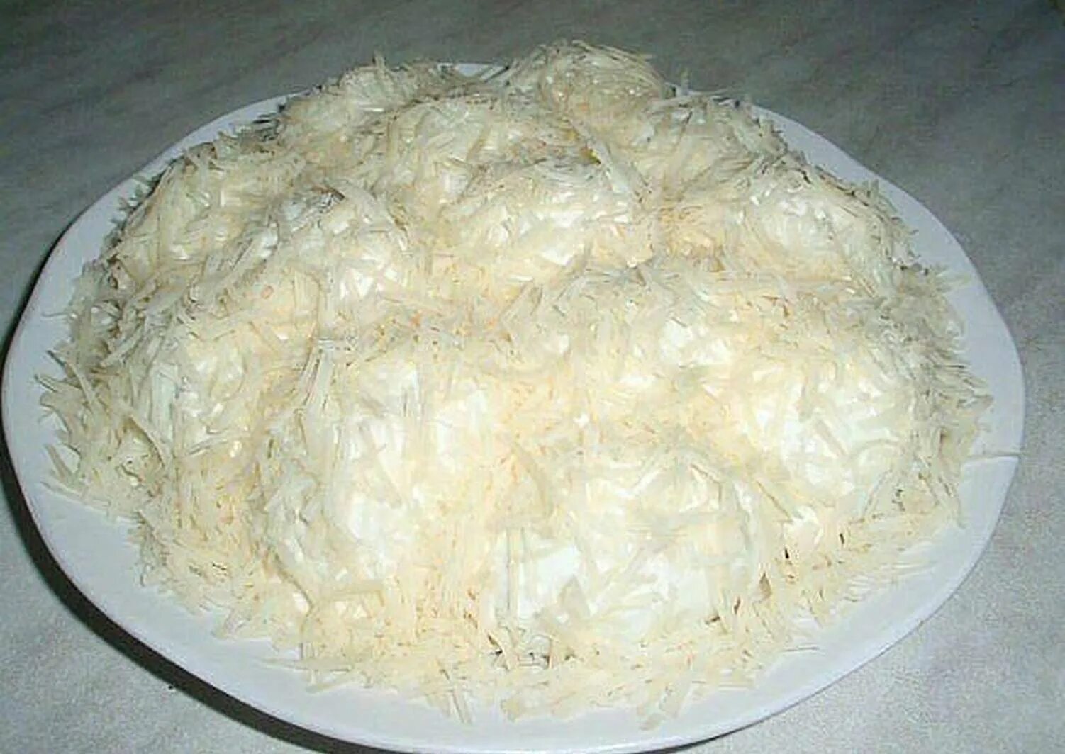 Снежные сугробы с курицей и грибами. Салат сугробы. салат снежные сугробы. салат сугробы на праздничный стол. салат сугроб с говядиной.