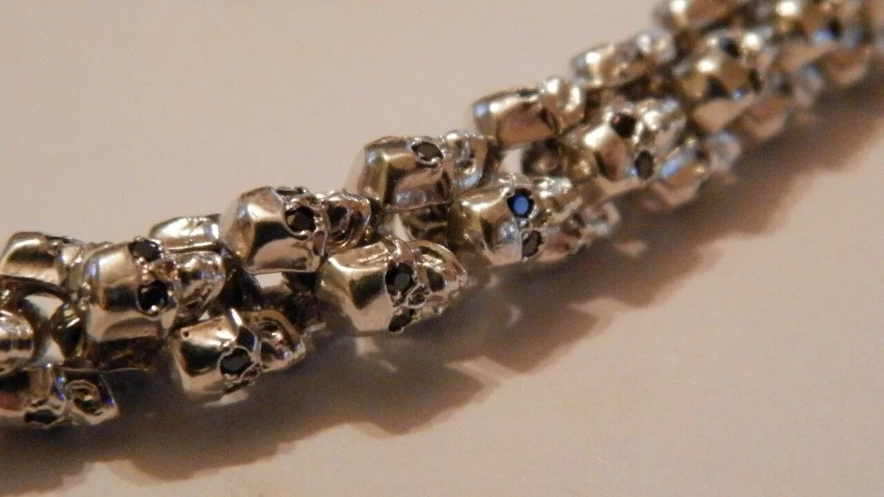 Серебряная цепь «череп». Серебряная цепочка мужская с черепами. Цепочка из черепов. Серебряная цепочка череп. Цепь energie с черепами.