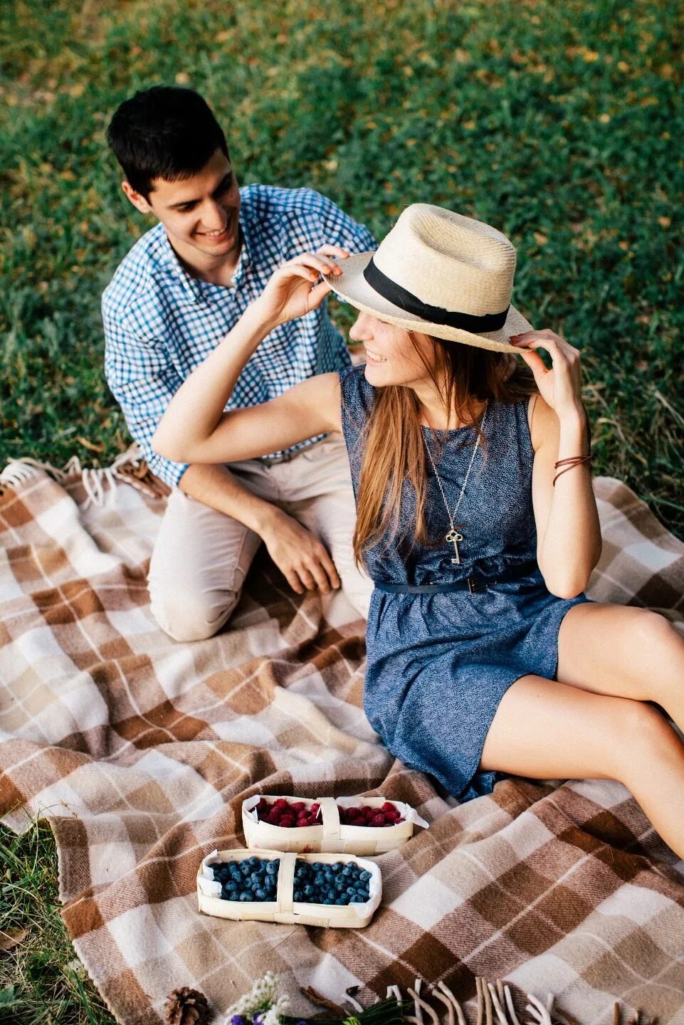 Фотосессия на природе. Фотосессия пары на природе. Образы для фотосессии лав стори. Тематические фотосессии. Фотосессия в стиле лав стори.
