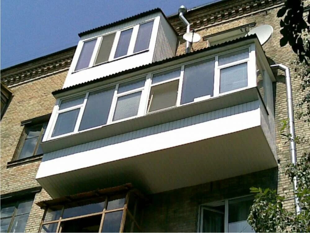Дом с выносным балконом. Расширение балкона. Пристроенная лоджия. Нарастили балкон. Пристройка балкона.