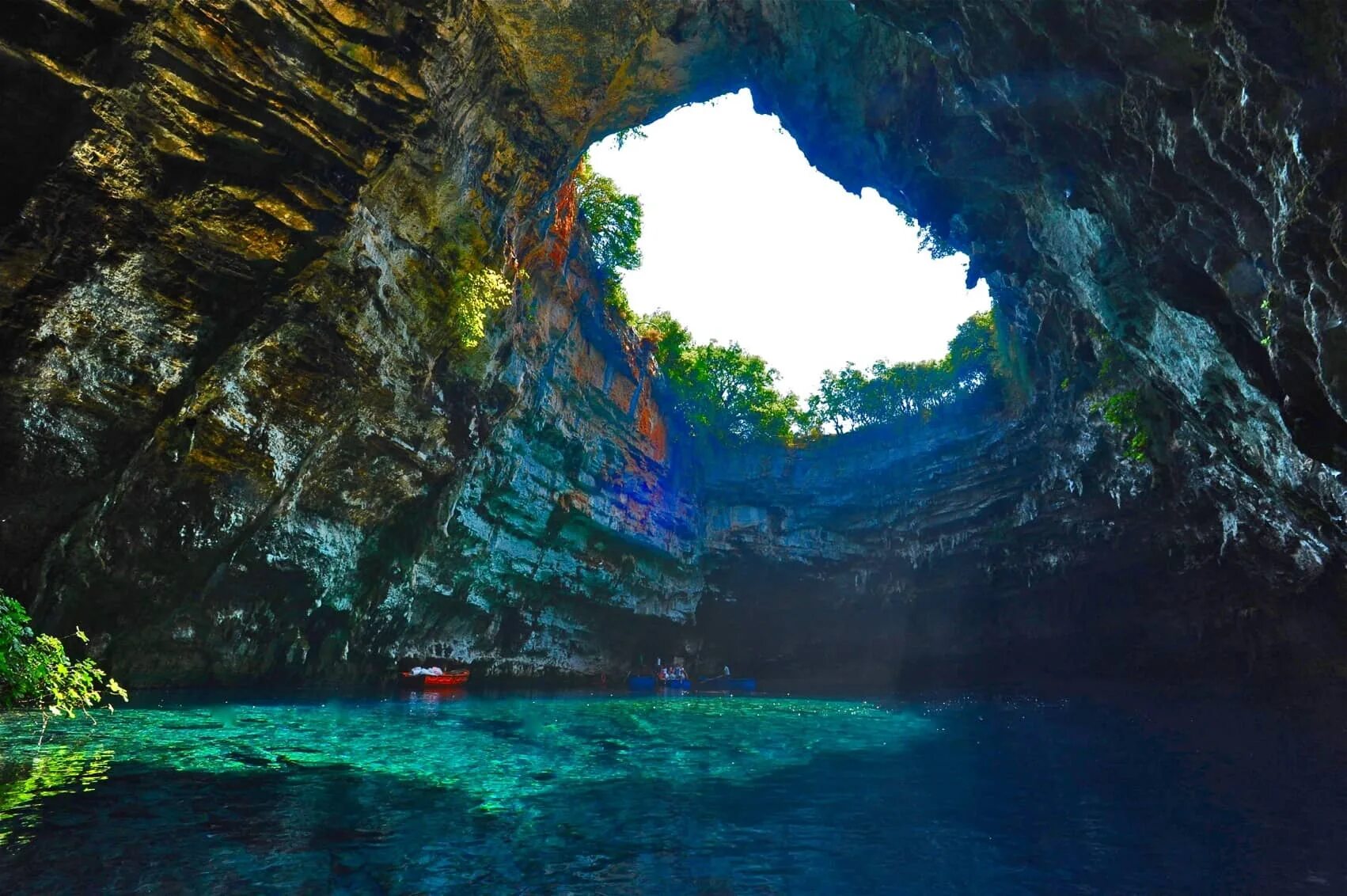 Lake cave. Пещерное озеро мелиссани. Озеро-пещера мелиссани. Озеро в пещере. Пещера мелиссани кефалония греция.