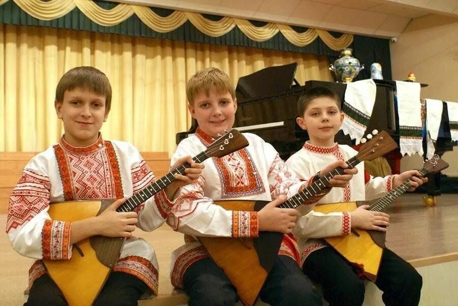 Игра на балалайке фото Играю р.н.п. ,,Светит месяц" на балалайке. YouTube