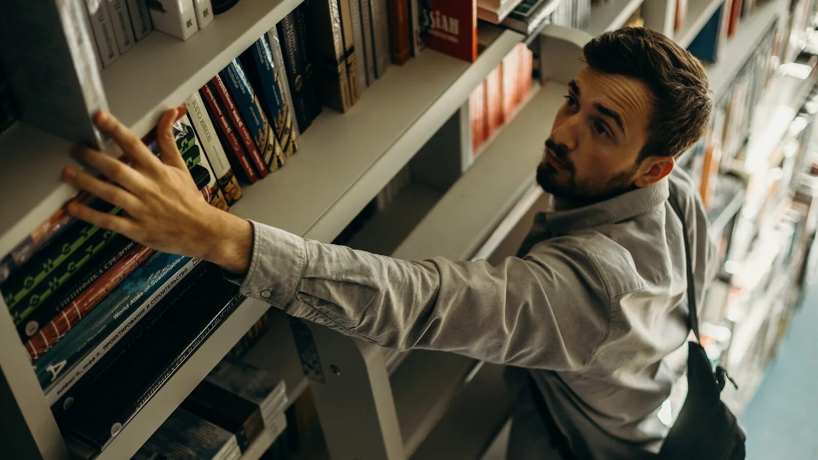 Книгу достанет. Человек ищущий себя. достать учебники. человек вытаскивает книгу из компьютера. вытягивает книга.