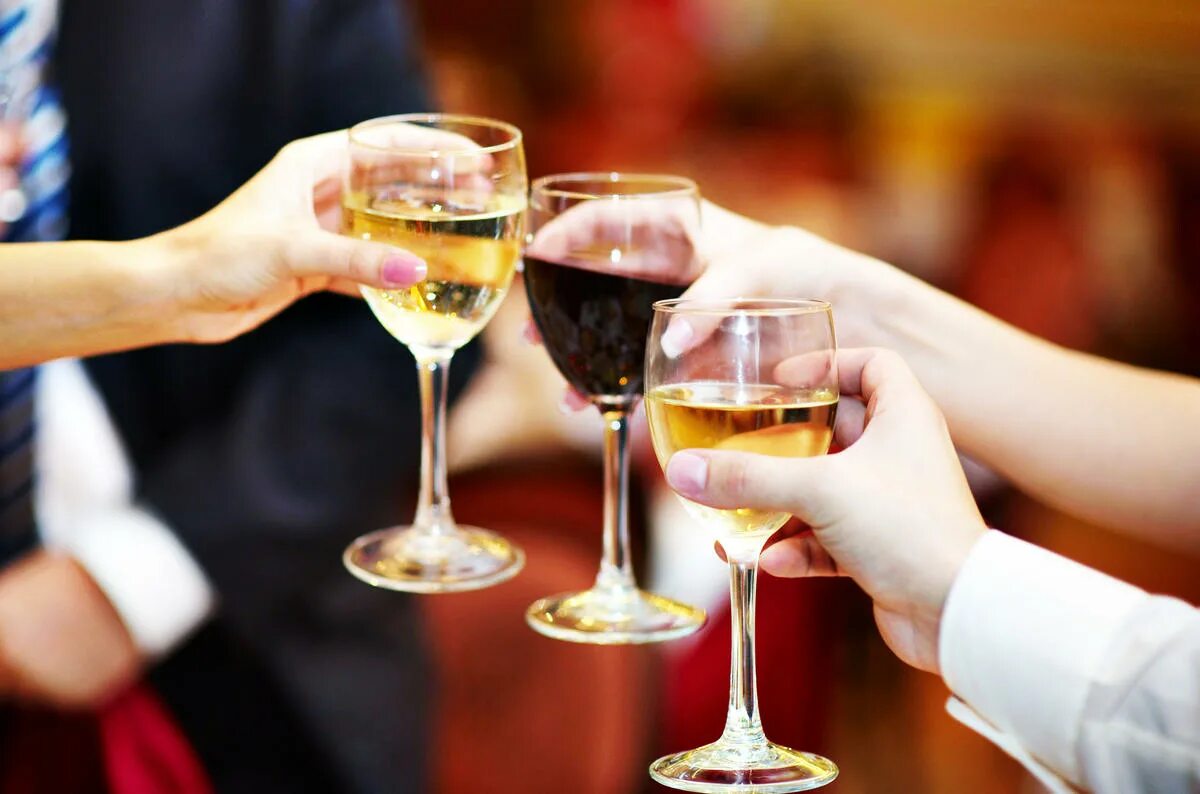 Чокаются бокалами. Бокалы праздник. Шампанское в бокале. Поднимем бокалы по полной за наших. Бокалы с шампанским.