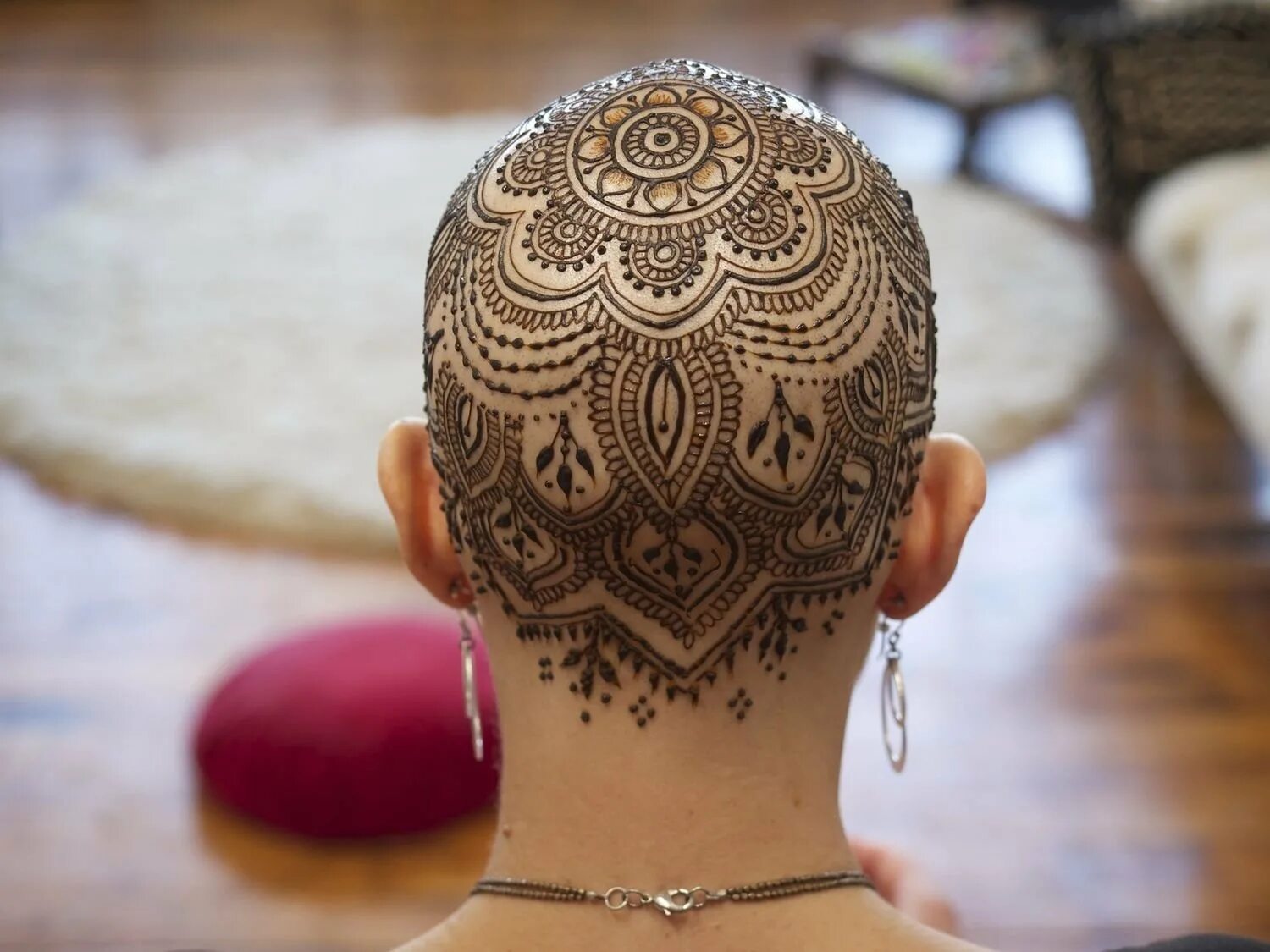 Тату на голове женские. Тату волос. Тату волос. Выбритый затылок узоры. Татуировки на лысой голове.