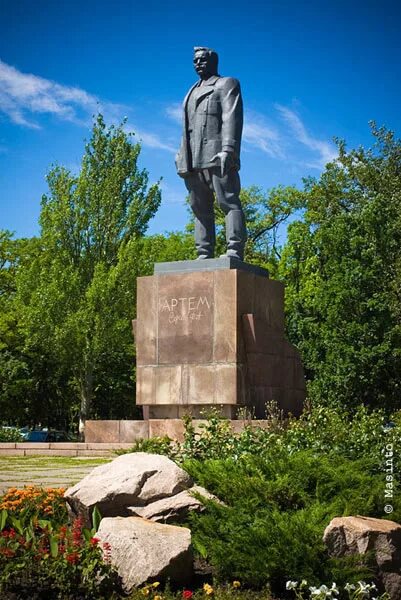 Пам'ятник артему в донецке. Памятник артему и улица в донецке. Пам'ятник артем донецк. Памятник артёму, г. Артемов донецк.
