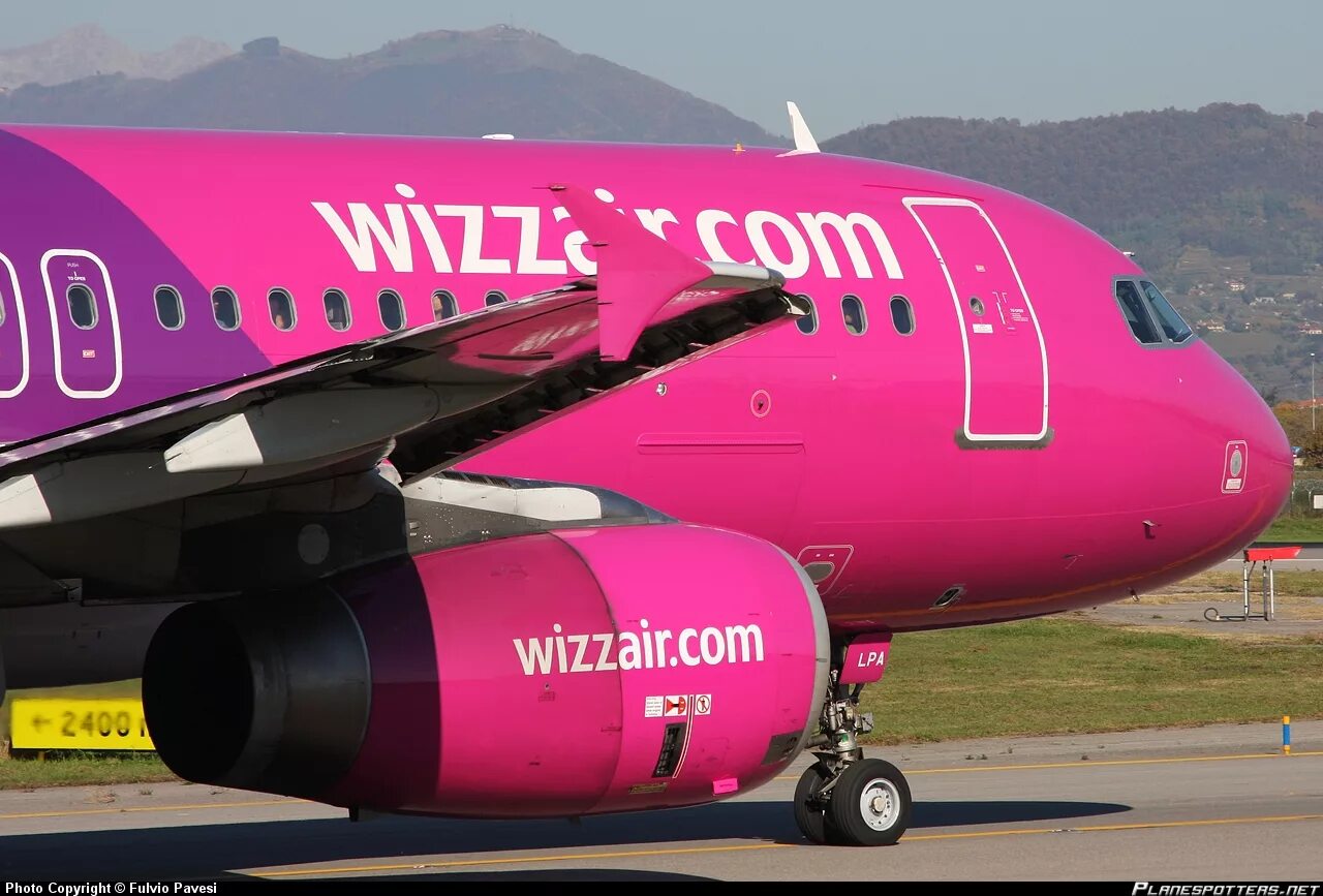 Авиакомпания wizzair. Wizz Air 747. A340 Wizz. Венгерские авиалинии. Wizz Air логотип.