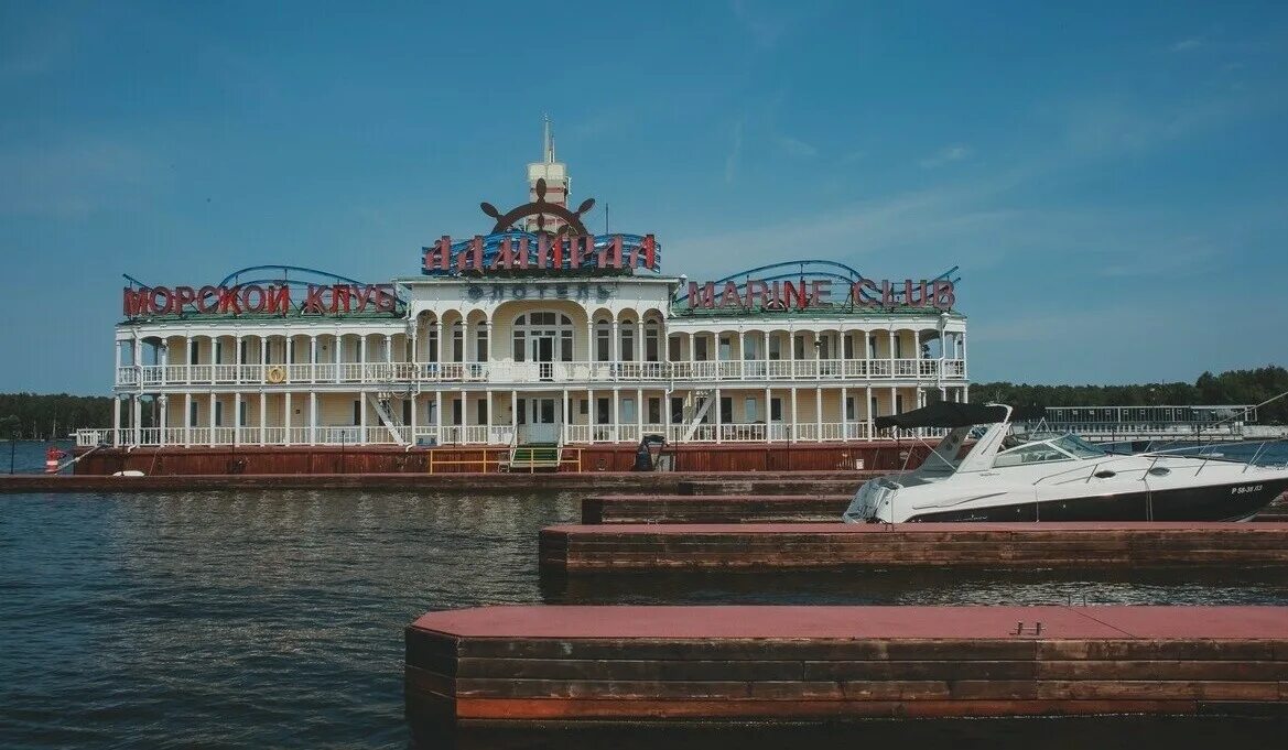 Адмирал как добраться. Адмирал на клязьминском водохранилище. адмирал москва. адмирал долгопрудный. флотель адмирал клязьма.