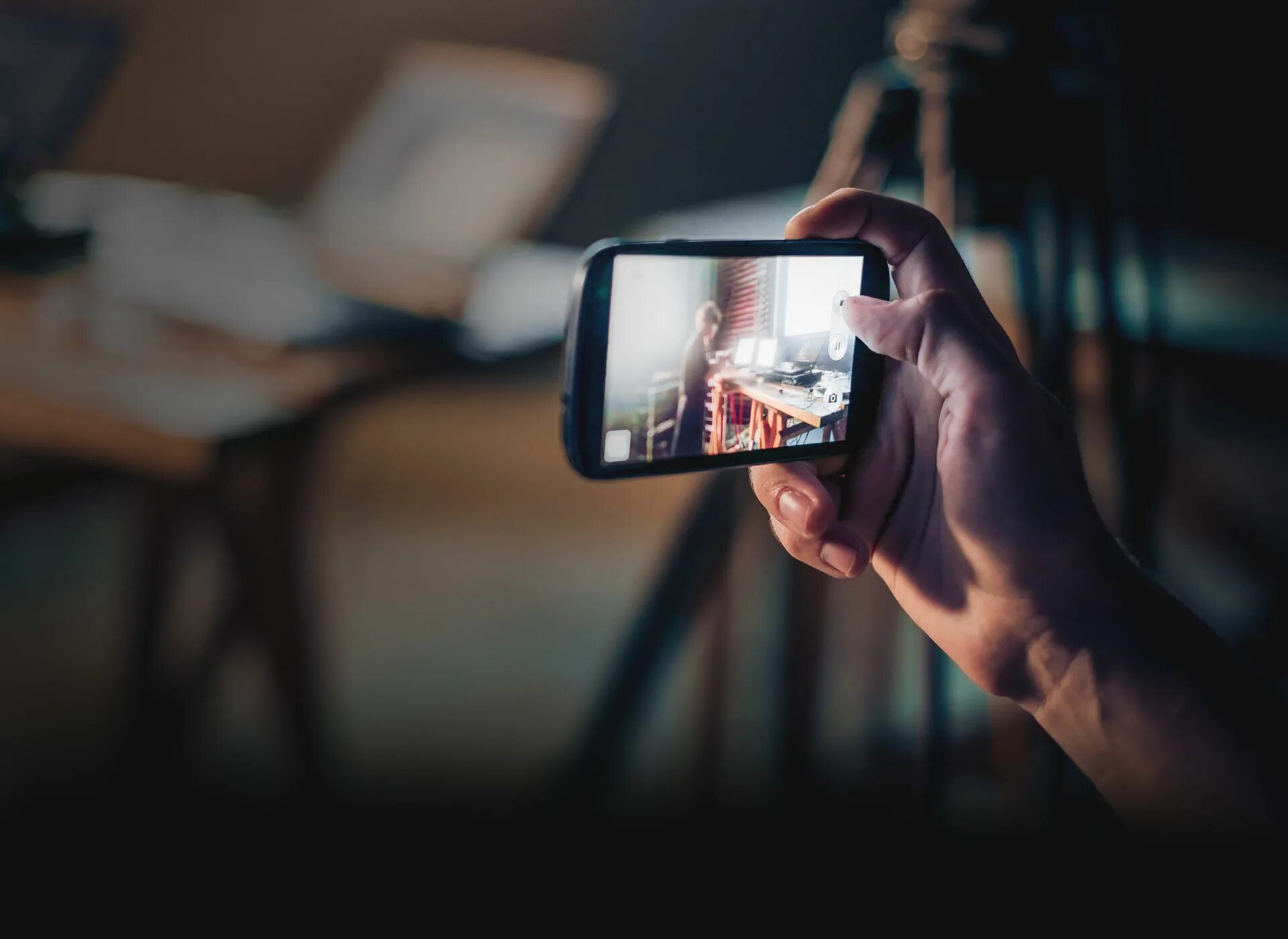 Красивая девушка диджей. Дискотека в наушниках. Музыка для ютуб шортс. Наушники обои. Шорты из ютуба.