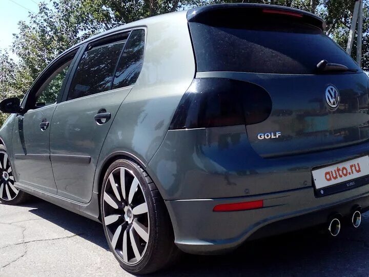 Гольф 5 с проставками. Golf 6 r16. Фольксваген гольф 5 колеса. Голубой гольф 7 на дисках. Диски golf gti r17.
