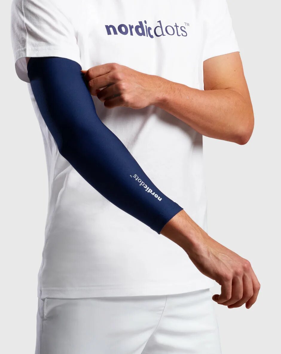 Compression one. Компрессионное белье для локтя. Спортсмены в компрессионной одежде. Parallel compression. Гетры bauerfeind.