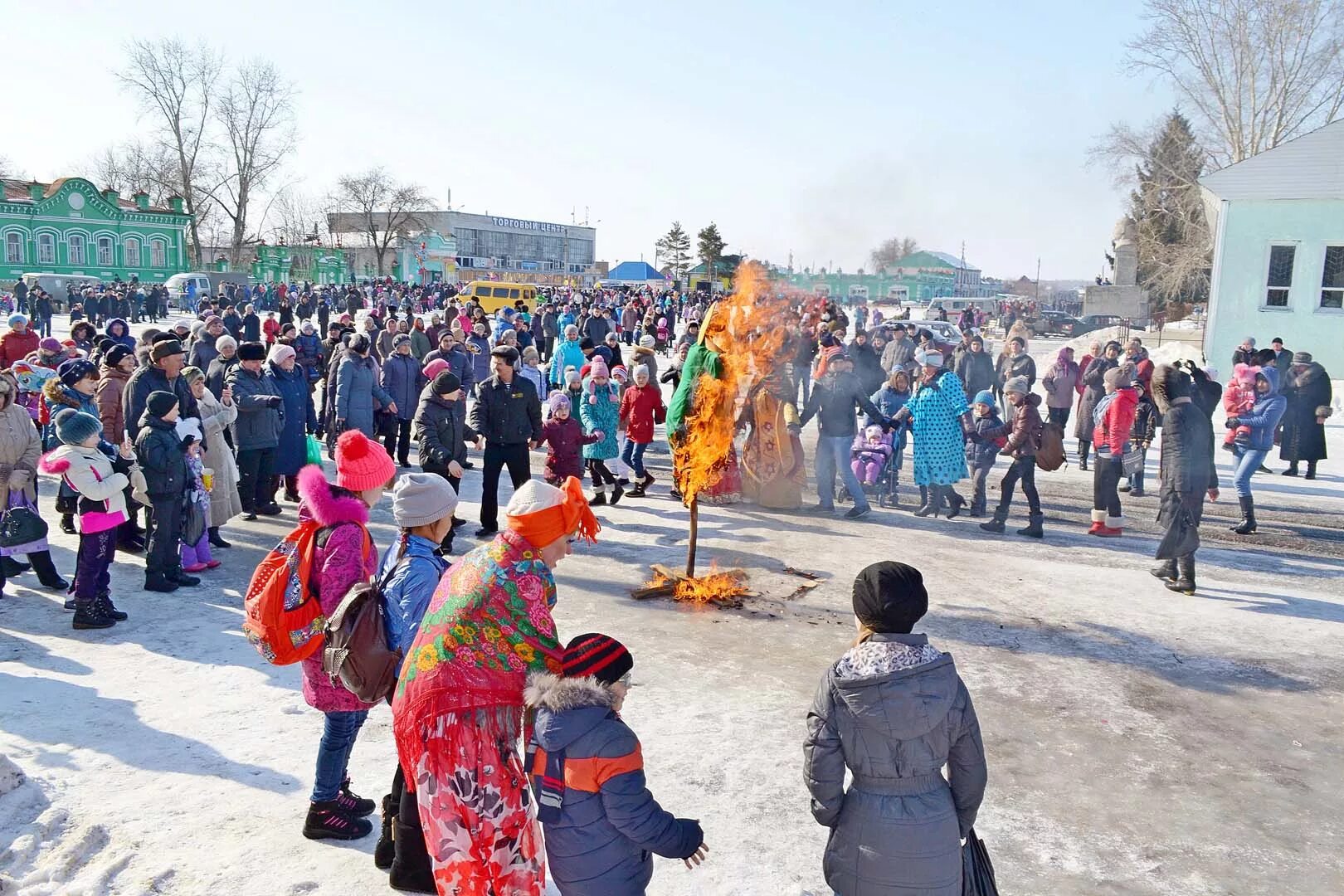 Масленица прокопьевск. Чучело зимой в прокопьевске. Праздник проводы зимы жешарт. Праздник проводы зимы. Масленица прокопьевск.