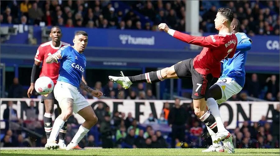 Manchester united everton live. Манчестер Юнайтед Эвертон. Cristiano Ronaldo Manchester United Everton. Эвертон Манчестер Юнайтед 2022. Эвертон Манчестер Юнайтед фото Роналду.