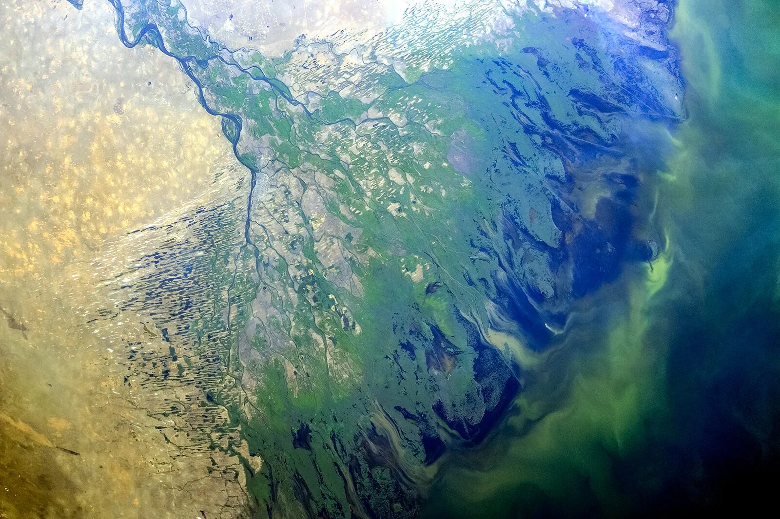 Каспийское море. Обмеление каспийского моря. Volga flows into caspian sea. Каспийское море каспий. River the biggest is the volga.