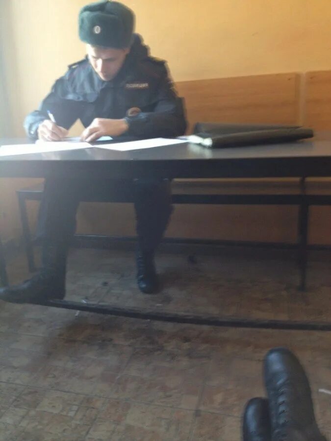 сижу в полиции. полицейский участок. участок полиции. человек в отделе полиции. полиция сижу человек.