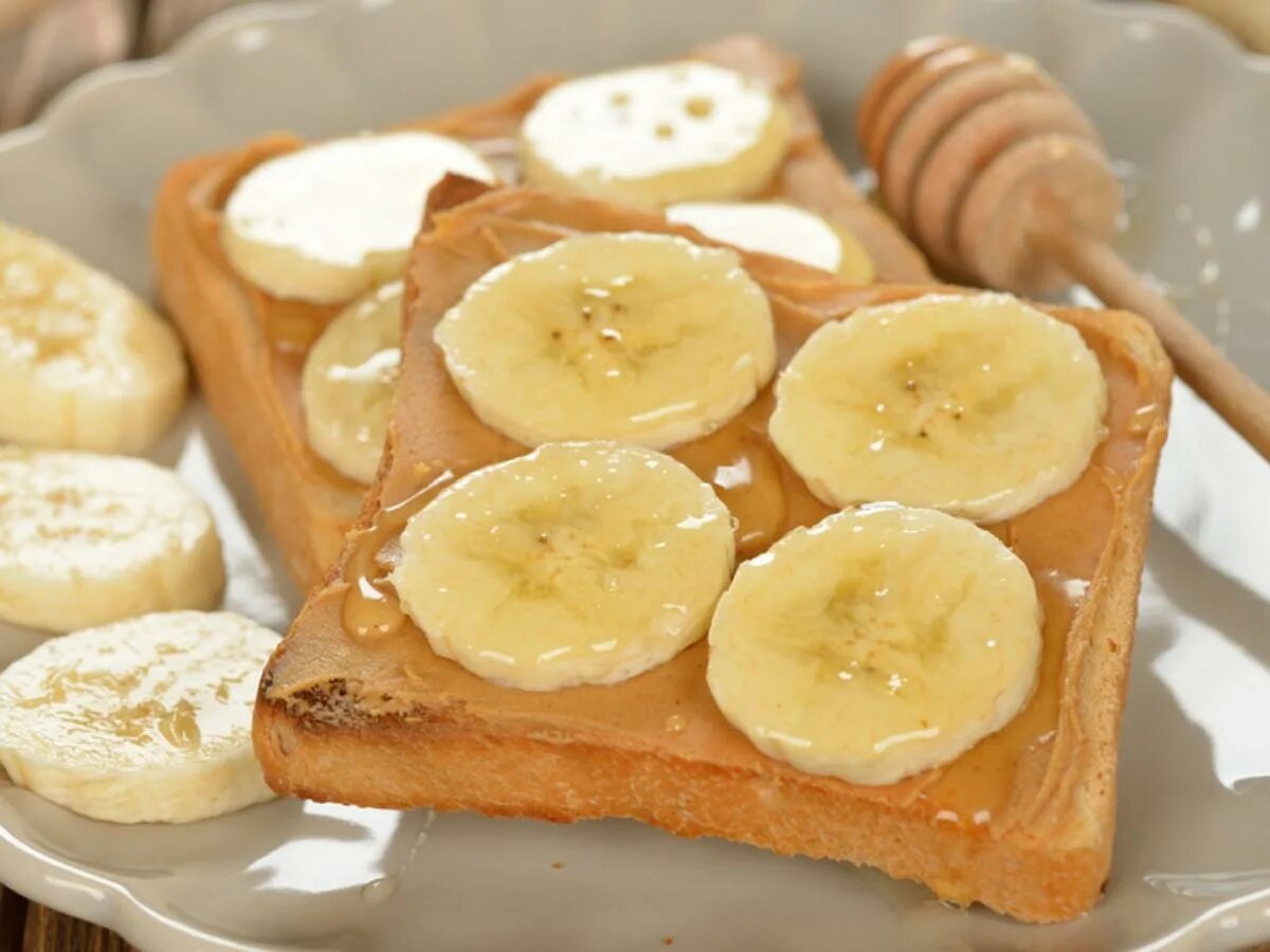 Peanut Butter Toast. Banana Peanut Butter. Пафф с бананом. Циннамон тост с бананом.