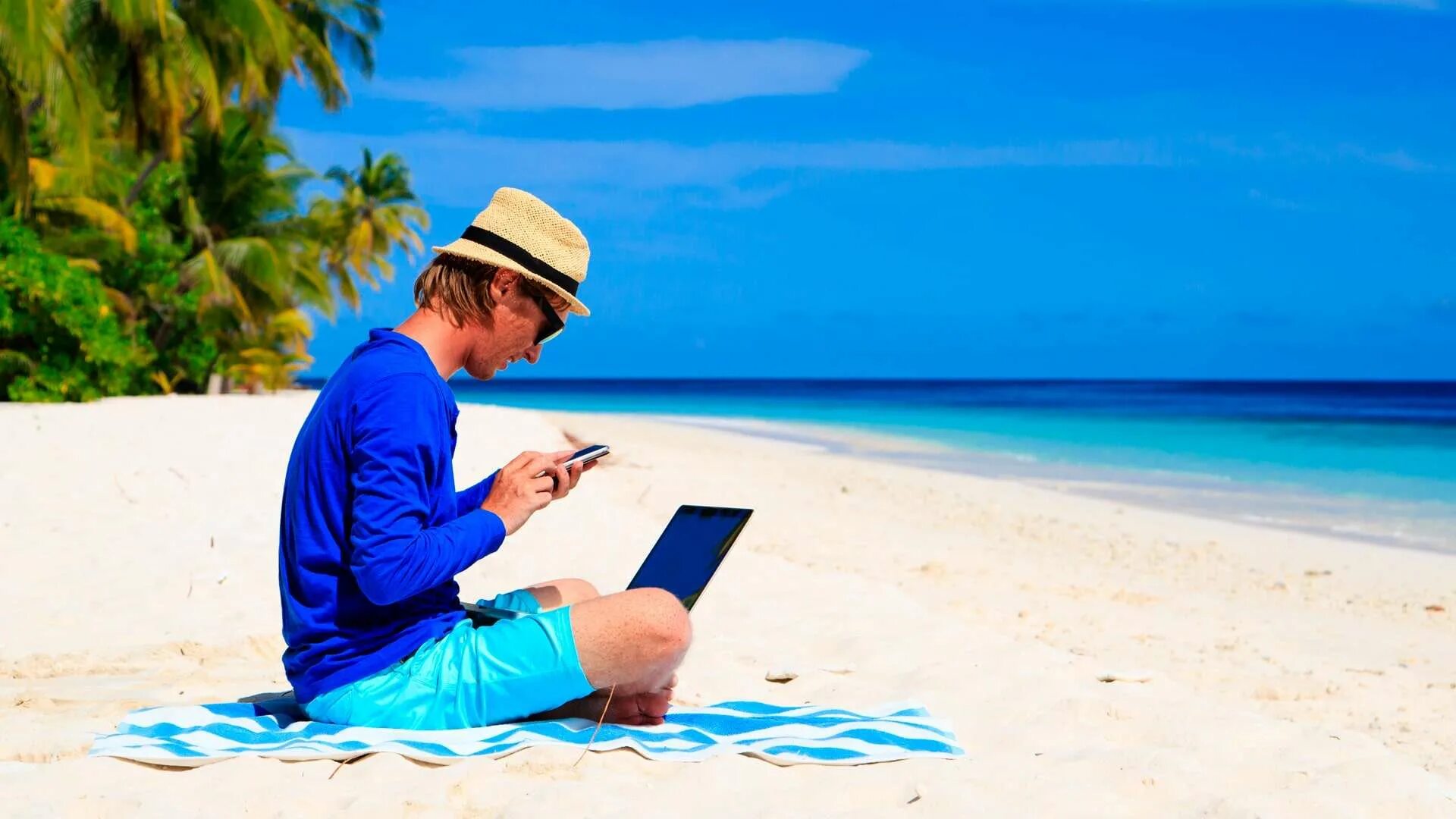 Море пляж бизнесмен. Фриланс на пляже. Отпуск с ноутбуком. Бизнесмен пляж Фотобанк. Путешественник почему 2