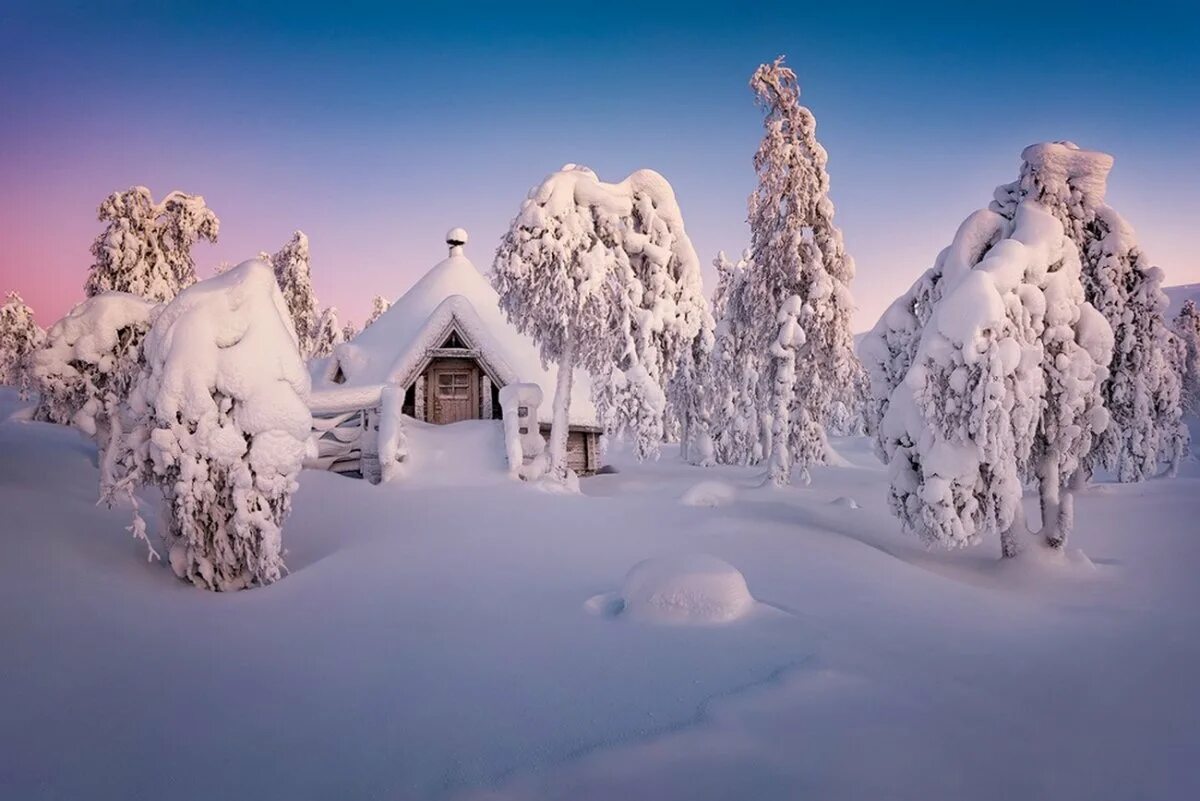 Страна зимней сказки. Заснеженный домик. Зимний домик. Сказочный домик зимой. Сказочная зима.