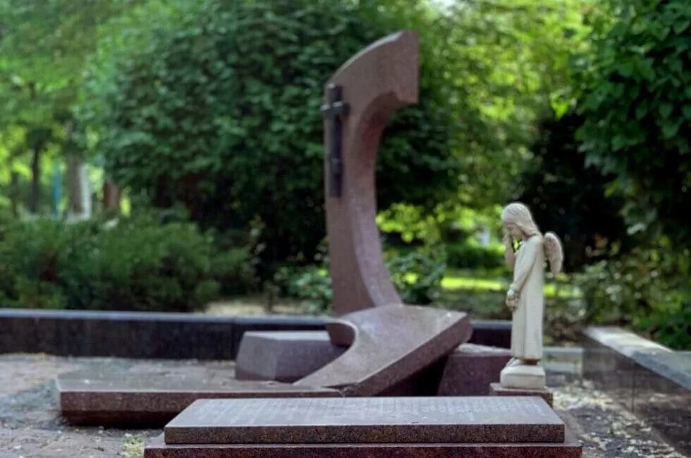 Памятник в станице луганской. Памятник мирным жителям сталинграда жертвам бомбардировки. Луганск молодогвардейск. Памятники погибшим мирным жителям. Памятник погибшим мирным жителям волгоград.